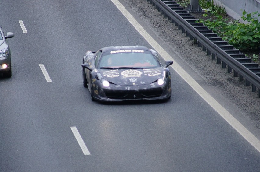 Gumball 3000 przejeżdża przez A4 w Katowicach