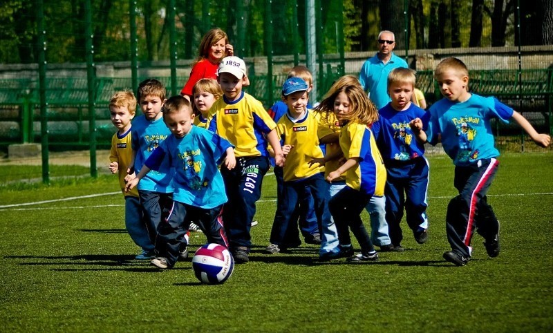 Przedszkolaki grały w piłkę nożną
