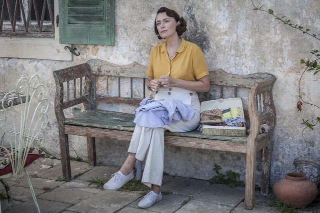 "Durrellowie" – matka i wdowa, która decyduje zacząć wszystko od nowa w obcym kraju: Louisa Durrell (Keeley Hawes)HBO