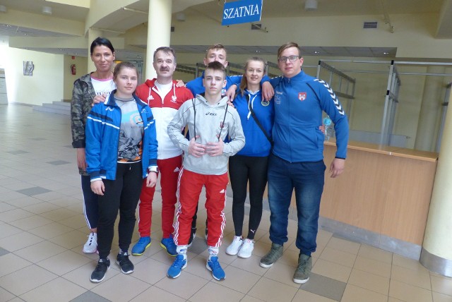 W Hali Legionów w Kielcach odbywa się XXV Ogólnopolska Olimpiada Młodzieży w zapasach w stylu wolnym. Biorą w niej udział zapaśnicy z Kielecczyzny - z Czarnych Połaniec, Znicza Chęciny i Guliwera Kielce. Dopołudniowe zmagania zawodników śledził Andrzej Supron, były utytułowany zawodnik, olimpijczyk, obecnie prezes Polskiego Związku Zapaśniczego.- Poziom walk jest satysfakcjonujący. Jest wiele akcji technicznych, co mnie bardzo cieszy. Wierzę w to, że wśród tych zawodników są przyszli medaliści mistrzostw Europy, świata, a nawet igrzysk olimpijskich. Jestem też bardzo zadowolony z organizacji. Gratulacje dla organizatorów, bo stworzyli fajne widowisko sportowe. Ta otoczka, oprócz walk na macie, jest bardzo ważna - powiedział Andrzej Supron.  Po dopołudniowych walkach dwóch zawodników z województwa świętokrzyskiego miało szansę na brązowe medale. Byli to Igor Parjaszewski z Czarnych Połaniec w kategorii 51 kilogramów oraz Kamil Kurek ze Znicza Chęciny w kategorii 110 kilogramów. Niestety, przegrali popołudniowe walki i odpadli z rywalizacji o miejsce na podium.   Zapraszamy do obejrzenia galerii zdjęć z tego wydarzenia. Dorota Kułaga