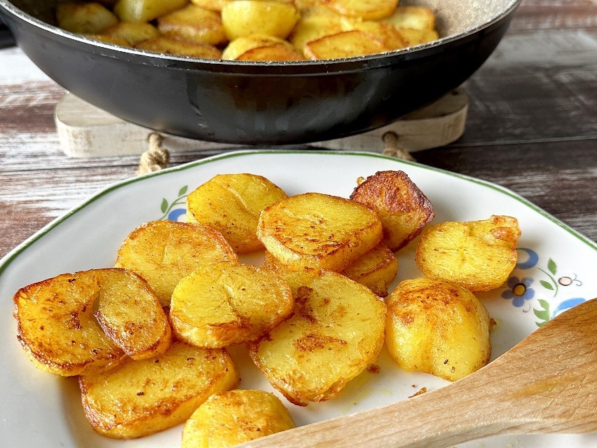 Przepis na smażone ziemniaki z patelni jest bardzo prosty i...