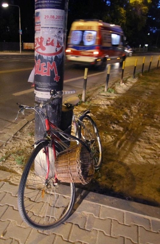 Peugeot potrącił rowerzystkę. Kobieta trafiła do szpitala