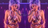 Miley Cyrus miała na sobie metalowe pasy, plastikowy biust oraz... penisa [FILM]