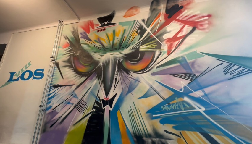 Nowy mural w częstochowskim liceum. Ogromne skrzydła...