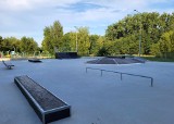 Nowy skatepark powstał w Dąbiu na polanie przy ul. Bośniackej. Miłośnicy deskorolek będą zadowoleni