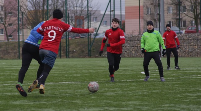 Piłkarze czwartoligowego Spartakusa wygrali mecz kontrolny z Klonówką Masłów 5:0. -Były dobre momenty w  tym sparingu, ale widać też było, że nogi nie niosą tak jak trzeba, ponieważ w tygodniu ciężko trenowaliśmy - powiedział Krzysztof Trela, trener Spartakusa. Zachęcamy do obejrzenia zdjęć z tego sparingu. (dor)