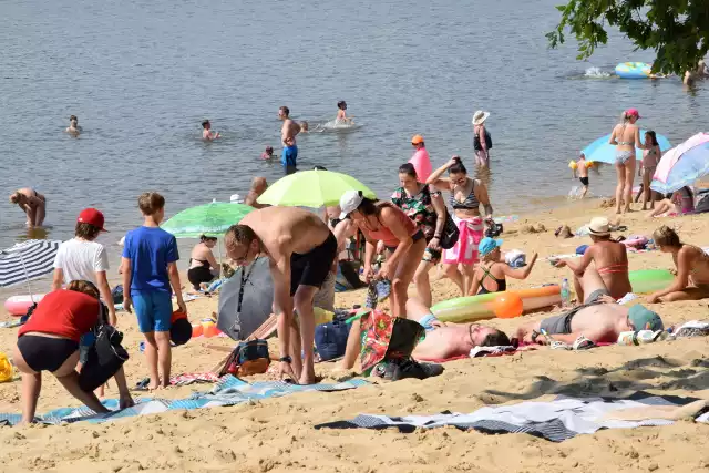 Piękne słońce i wysoka temperatura zwabiły w czwartek, 8 lipca mnóstwo osób nad zalew w Cedzynie. Spragnieni ochłody ludzie chętnie zażywali kąpieli w zalewie, nie brakowało także rowerzystów, którzy podziwiali widoki nad wodą. Zobaczcie zdjęcia i film. 