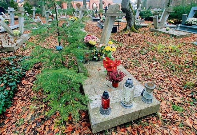 Grób Kapitańskiego znajduje się w pierwszej kwaterze zasłużonych - przy głównym wejściu na cmentarz