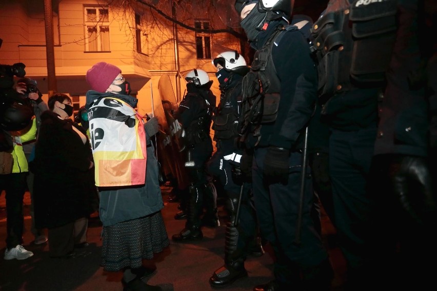 Warszawa: Protest Strajku Kobiet „W imię matki, córki, siostry" [ZDJĘCIA] [WIDEO] Rondo Praw Kobiet zamiast Dmowskiego