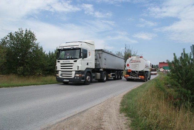 Pędzące ciężarówki &#8211; wciąż nie rozwiązany problem mieszkańców Sobkowa.