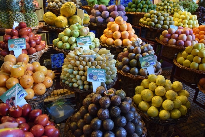 Madera. Barwny targ kusi egzotycznymi owocami