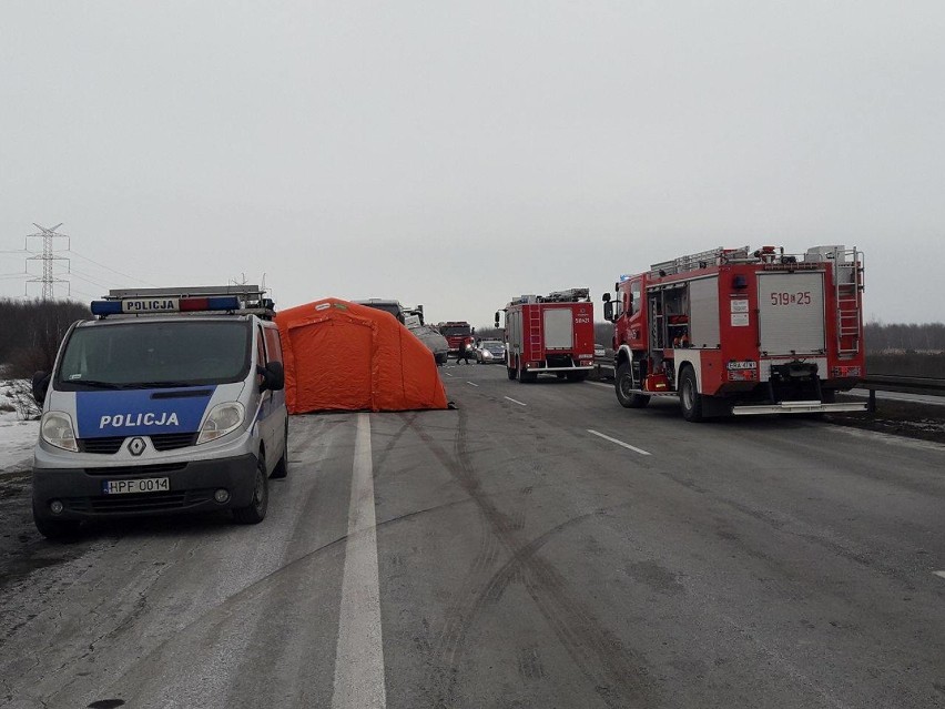 Wypadek na DK 1 koło Radomska. Ciężarówka zderzyła się z busem. Ranni [ZDJĘCIA]