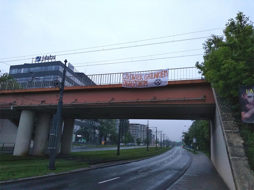 Banery, które zawisły w Krakowie w piątek