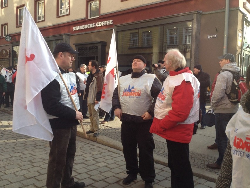 Wrocław: Solidarność protestowała przed biurami posłów. Czego się domagają? (FILM I ZDJĘCIA)