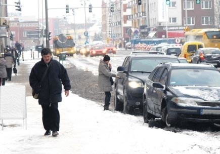 Sporo, bo około 10 cm śniegu spadło w ciągu poprzedniej nocy w Koszalinie. W najbliższych dniach aż tak dużych opadów synoptycy nie zapowiadają.