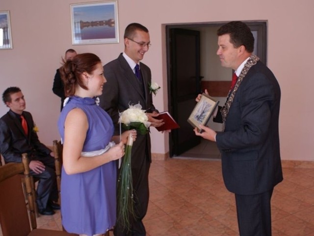 Wójt Szczepan Skorupski życzył młodym szczęśliwego  małżeństwa i podarował im grafikę.