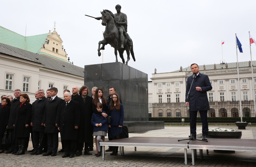 6. rocznica katastrofy smoleńskiej: Marsz pamięci na zakończenie uroczystości w Warszawie [ZDJĘCIA]