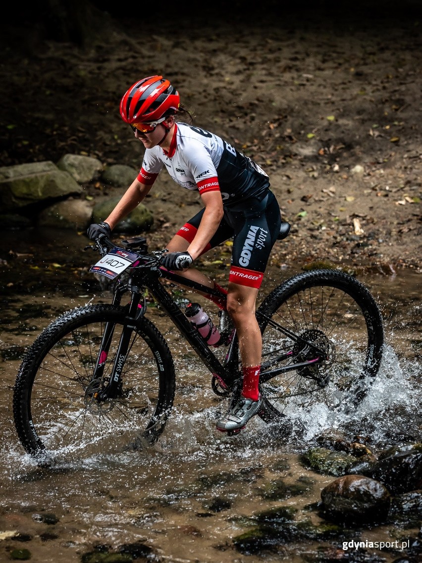 7R CST MTB Gdynia Maraton (20.09.2020). Na trasie w Trójmiejskim Parku Krajobrazowym poznaliśmy mistrzów Polski. Pomoc dla Rity Malinkiewicz