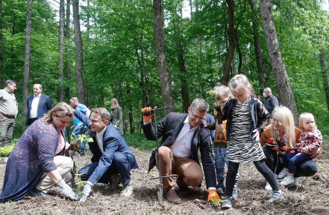 Marcin Warchoł wraz z rodziną wziął udział w akcji "Łączą nas drzewa" w Przylasku pod Rzeszowem.