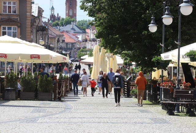 Radomski deptak stał się ulubionym miejscem spotkań mieszkańców miasta. W środę po południu panował tam spory ruch. Otwarte lokale gastronomiczne i ładna słoneczna pogoda zachęcała do wyjścia z domu. Dużym powodzeniem wśród spacerowiczów cieszyły się lody, po które ustawiali się w kolejkach.>