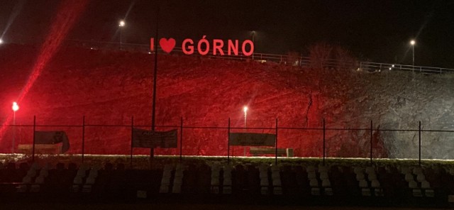 Nad Małą Kadzielnią właśnie instalowany jest duży podświetlany napis „I love Górno”.