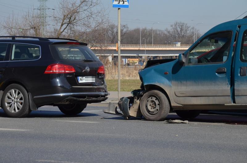 Wrocław: Wypadek na Popowickiej. Volkswagen zderzył się z renault (ZDJĘCIA)