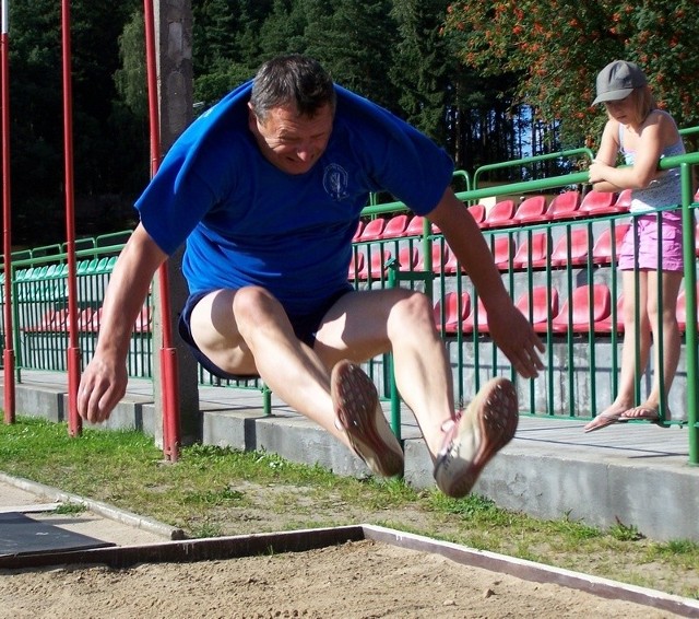 Dynamiczny Tadeusz Diak w skoku w dal osiągnął wynik 5.00 m, który dał mu 72 punkty. 