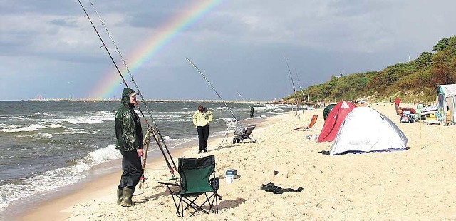 Wędkarze na kołobrzeskiej plaży będą ponad dobę. Zawody skończą się w niedzielę o godz. 14. 