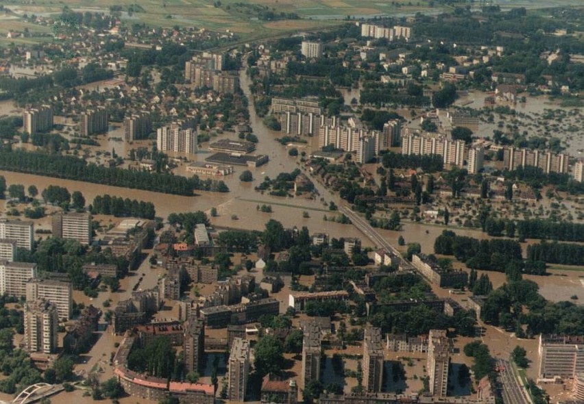 Powódź 1997 nad Opolszczyzną z lotu ptaka. Opole (Paweł...