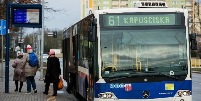 Pasażerowie korzystający z linii 61 twierdzą, że autobusy kursujące na tej trasie często przyjeżdżają z kilkuminutowym opóźnieniem.