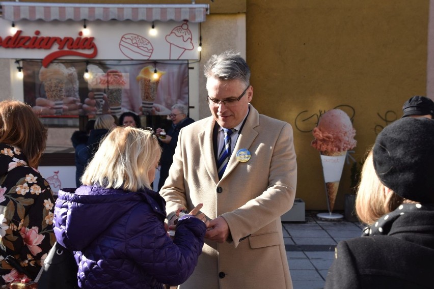 Na zielonogórskim deptaku z okazji Dnia Kobiet prezydent...