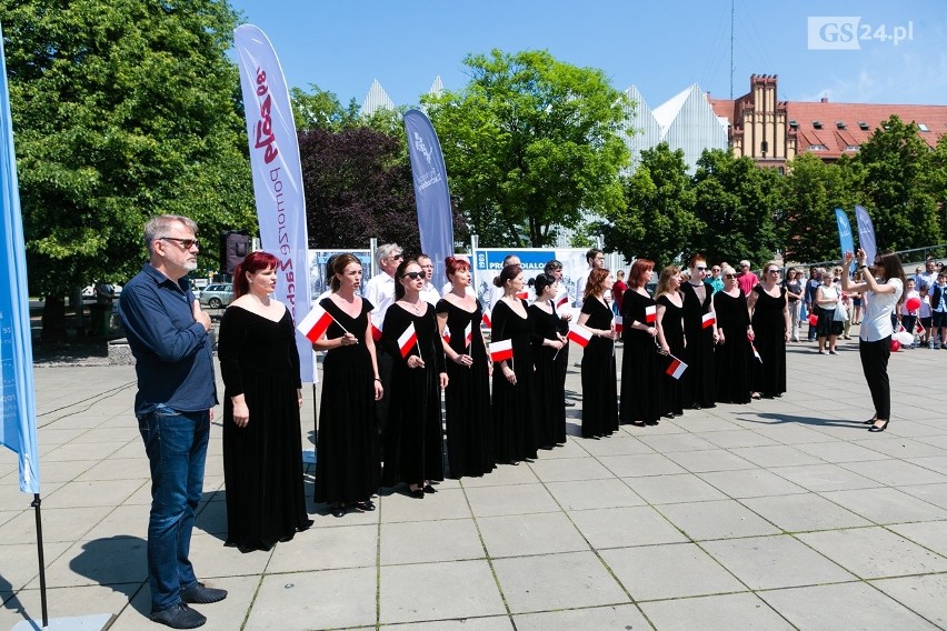 Obchody 4 czerwca w Szczecinie. Mieszkańcy wspólnie zaśpiewali hymn Polski na pl. Solidarności