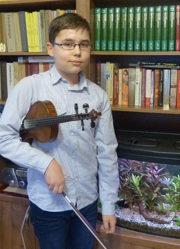 Pasją Wojciecha Gajdy jest muzyka &#8211; śpiewa i gra na skrzypcach.