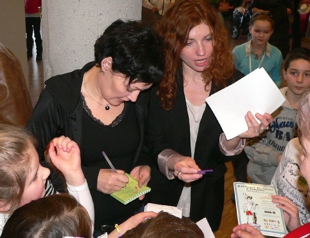 Po zejściu z estrady Marzena i Roksana, otoczone wianuszkiem fanów, rozdały mnóstwo autografów.