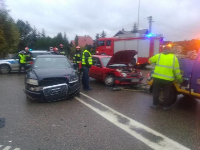 W piątek w Osowiczach zderzyły się ze sobą toyota i audi. Kierujący pierwszym z nich wymusił pierwszeństwo. Żadna z osób nie została poszkodowana. W akcji brało udział JRG2 Wasilków, OSP Jurowce oraz policja.