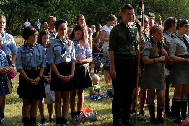 Trzeba pamiętać i wybaczyć, choć zrozumieć nie sposób - tak można w skrócie przekazać słowa burmistrza Arseniusza Finstera z Doliny Śmierci, gdzie wczoraj po raz kolejny zebrali się chojniczanie. Modlili się za tych, którzy zginęli w tym miejscu w czasie wojny. - Trzy pierwsze osoby zginęły już kilkanaście dni po wybuchu wojny. Jedna z nich tylko za to, że wybiła szybę - mówi Finster. - Później od strzałów w tył głowy ginęły kolejne i kolejne.W swoim wystąpieniu włodarz mówił o tym, by pamiętać i wybaczać, choć trudno zrozumieć, dlaczego tak się działo. Biskup Wiesław Śmigiel modlił się również za wszystkich tych, którzy zginęli w czasie wojny oraz za uczniów, którzy wczoraj rozpoczęli nowy rok szkolny. Ich, na tej lekcji historii, wczoraj również nie brakowało. Dzięki kolejnym pokoleniom pamięć będzie trwać.