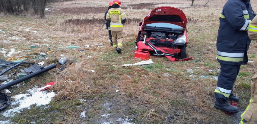 W Wielkiej Wsi samochód osobowy wypadł z drogi i uderzył w...