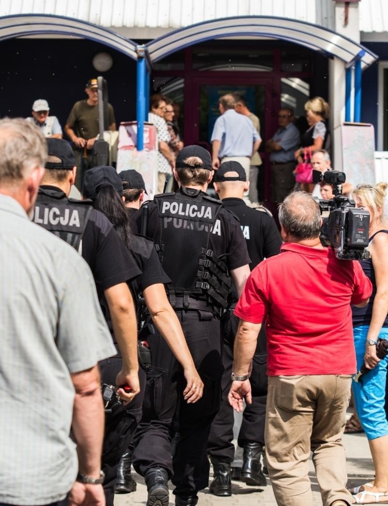 Walka o władzę na Kozanowie trwa. Wkroczyła policja z tarczami (ZDJĘCIA)