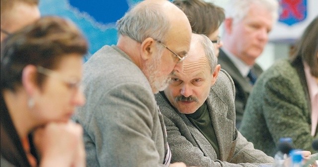 Andrzej Mrozek z PiS (na zdjęciu z wąsami) stawia na rondo Parkowe, bo, jak mówi, ta nazwa byłaby najbardziej uzasadniona merytorycznie. &#8211; Od razu wskazuje miejsce, gdzie rondo się znajduje &#8211; dodaje. &#8211; Jestem geografem, więc dla mnie topografia jest ważna.