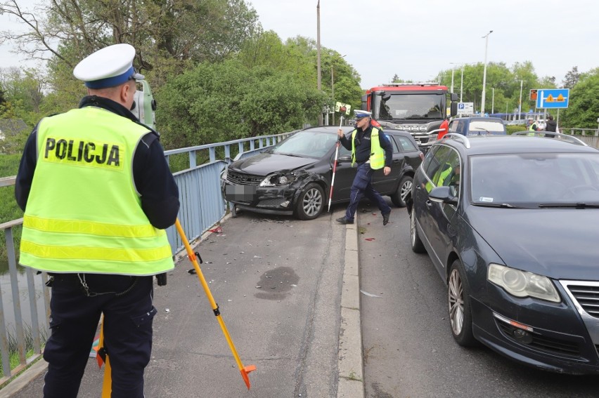 Wypadek dwóch samochodów osobowych na Oporowie. Jedno z aut...