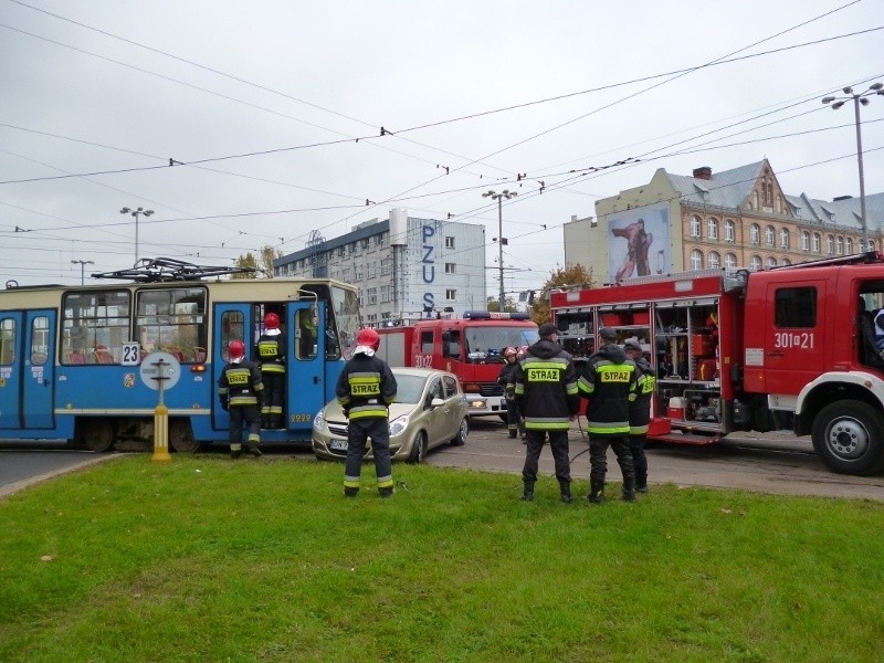 Wypadek na pl. Dominikańskim. Samochód wjechał pod tramwaj. Dwie osoby ranne (ZDJĘCIA)