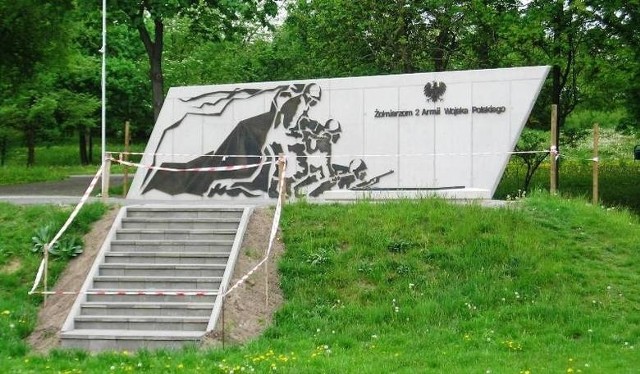Pomnik 2. Armii WP: Nielegalne schody na Cytadeli pozostały