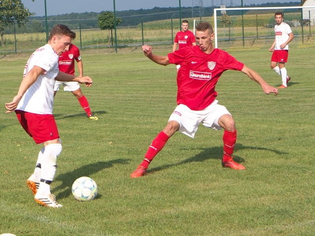 Beniaminek z Wiązownicy (czerwone koszulki) zanotował pierwsze zwycięstwo na własnym boisku w IV lidze.