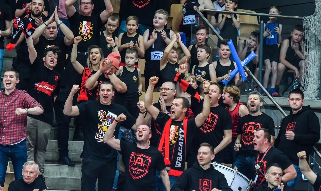 W meczu 21. kolejki Energa Basket Ligi Enea Astoria Bydgoszcz pokonała Hydro Trucka Radom 80:66 (24:23, 30:8, 12:22, 14:13). Bydgoszczanie po tej wygranej są na 13. pozycji w tabeli.Na kolejnych stronach zdjęcia kibiców oraz fotki z meczu>>>>