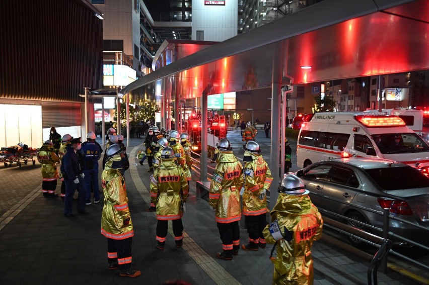 Japonia: Atak nożownika i pożar w pociągu na stacji Kokuryo pod Tokio. Sprawca był przebrany za Jokera [WIDEO]