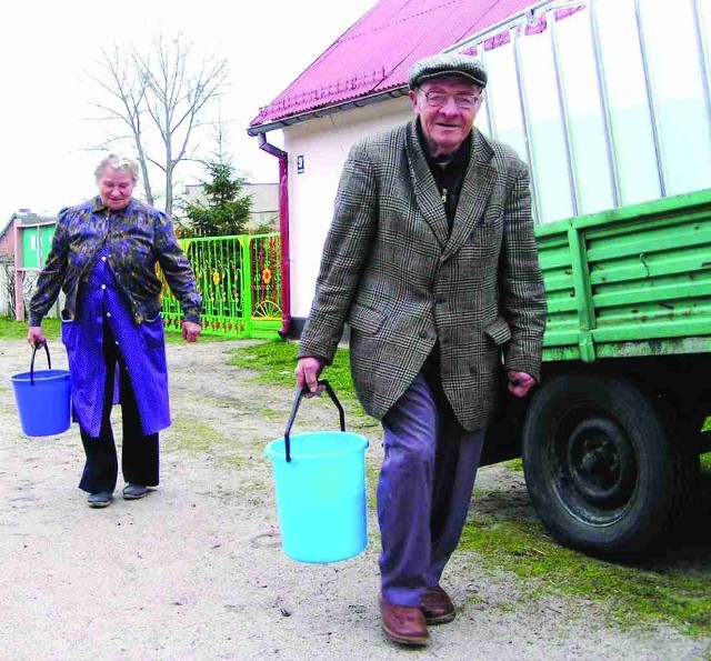 Na razie mieszkańcy Turska stosują się do zaleceń sanepidu i chodzą po wodę do spożycia do ustawionego w centrum wsi konterena. - Jak długo jednak tak można? - nie kryją wzburzenia Jadwiga Ratajczyk i Konstanty Palimąka. - To my na stare lata mamy mieć taką udrękę?