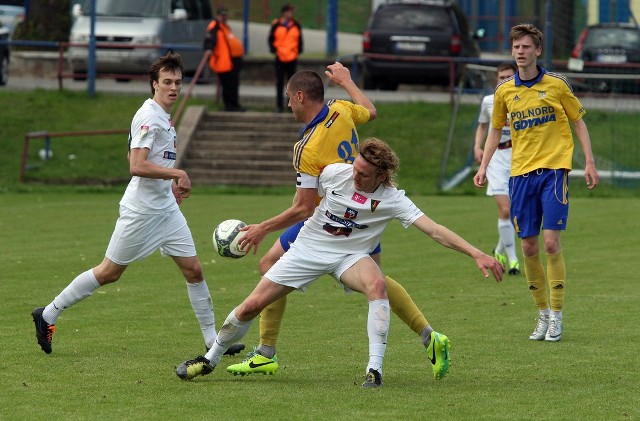 Kamil Zieliński z rezerw Pogoni Szczecin (biała koszulka) strzelił pierwszego gola w meczu z rezerwami Arki Gdynia. Portowcy pewnie pokonali rywali 2:1.