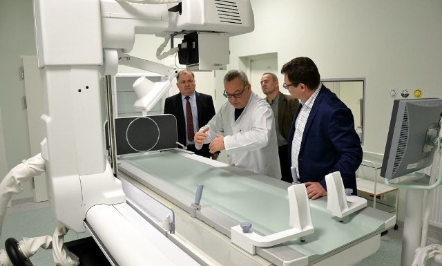 Nowy aparat rentgenowski z torem wizyjnymprezentuje doktor Wojciech Gutkowski, kierownik pracowni diagnostyki