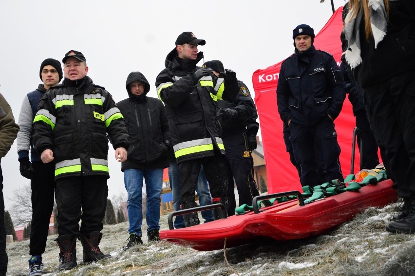 Ćwiczenia ratownicze w Kwidzynie 24.01.2019. Strażacy ćwiczyli na Balatonie ratowanie osoby, pod którą załamał się lód [zdjęcia] 