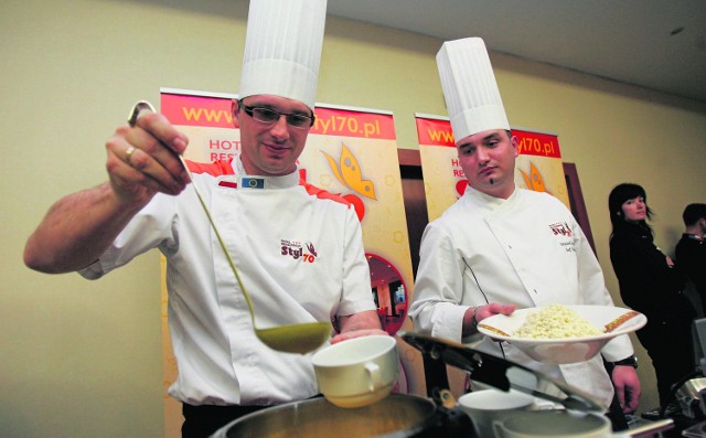 Zupa dyniowa z restauracji Hotelu Styl 70 z Piaska koło Pszczyny zrobiła furorę na konferencji prasowej "Śląskich Smaków". Wojciech Krzak i Łukasz Baliński polecają również boczek ugotowany sous vide (systemem próżniowym) na konfiturze z suszonych śliwek oraz udko z kaczki z knedlikami i kapustą.